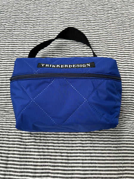 Toilettaske/makeup taske i coboltblå quilt.