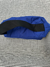 Indlæs billede til gallerivisning Toilettaske/makeup taske i coboltblå quilt.

