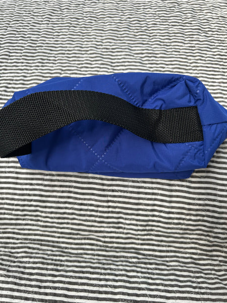 Toilettaske/makeup taske i coboltblå quilt.