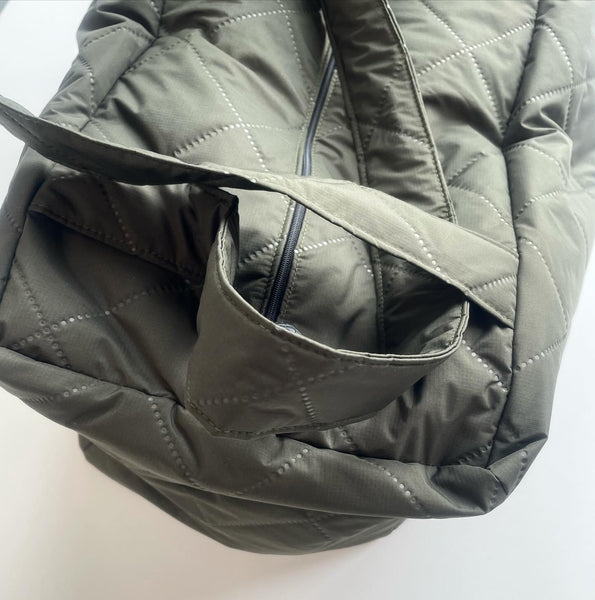 Stor Quiltet army farvet shopper med lynlås og lomme