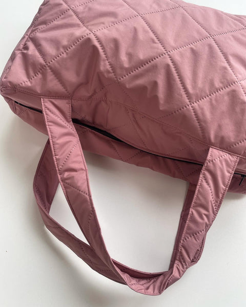 Taske i lyserød quilt med lille lomme indeni.