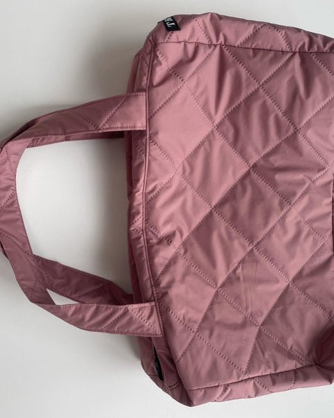 Taske i lyserød quilt med lille lomme indeni.