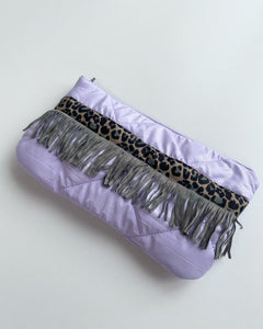 Makeup pung/clutch i lilla quilt med frynser i ruskind.