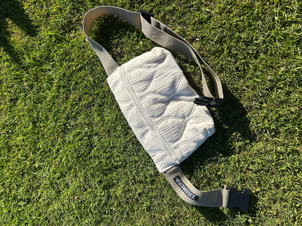 Bæltetaske/crossbody i råhvid quilt med lys rem.