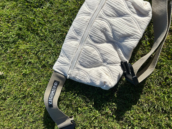 Bæltetaske/crossbody i råhvid quilt med lys rem.