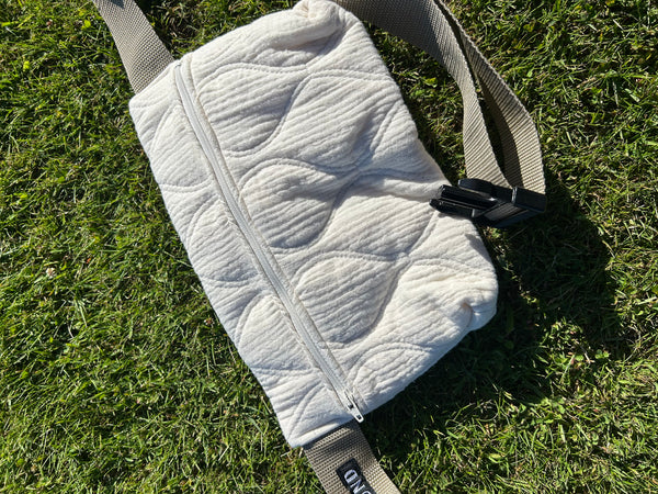 Bæltetaske/crossbody i råhvid quilt med lys rem.