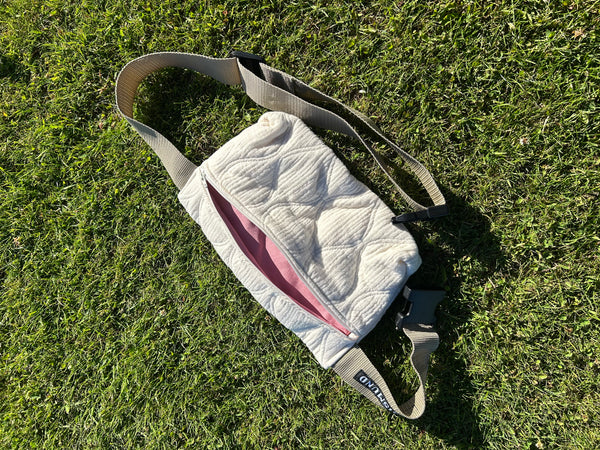 Bæltetaske/crossbody i råhvid quilt med lys rem.