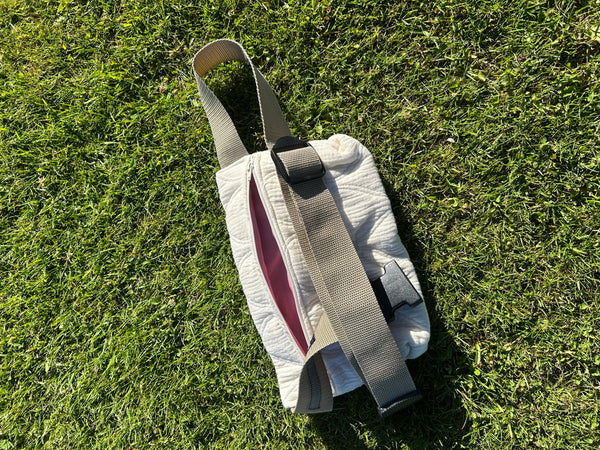 Bæltetaske/crossbody i råhvid quilt med lys rem.