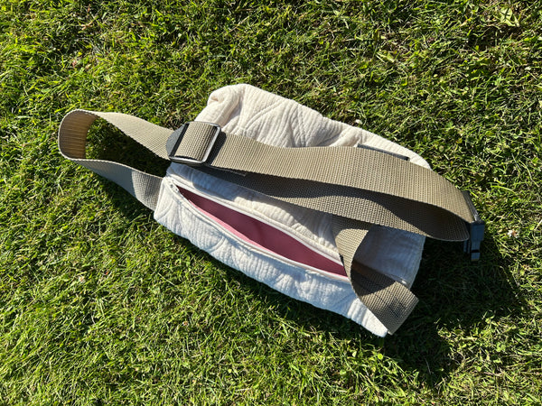 Bæltetaske/crossbody i råhvid quilt med lys rem.