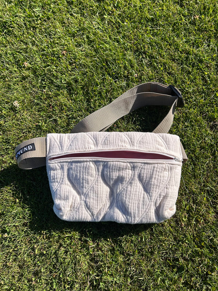 Bæltetaske/crossbody i råhvid quilt med lys rem.
