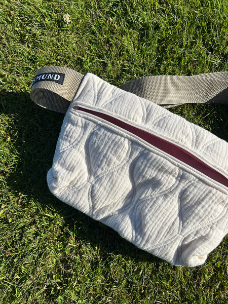 Bæltetaske/crossbody i råhvid quilt med lys rem.