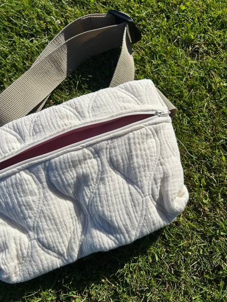 Bæltetaske/crossbody i råhvid quilt med lys rem.