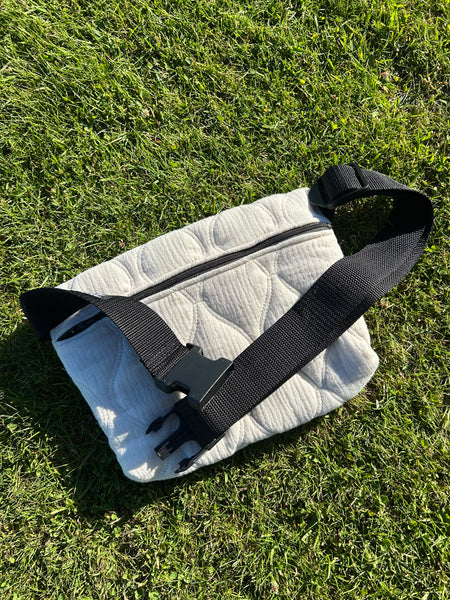 Bæltetaske/crossbody i råhvid quilt.