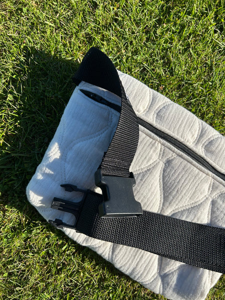 Bæltetaske/crossbody i råhvid quilt.
