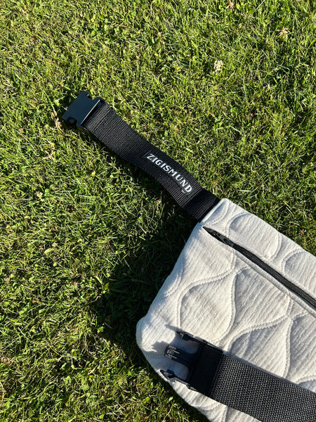 Bæltetaske/crossbody i råhvid quilt.