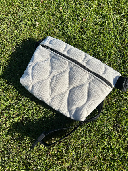 Bæltetaske/crossbody i råhvid quilt.