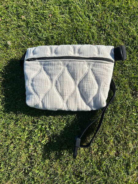 Bæltetaske/crossbody i råhvid quilt.