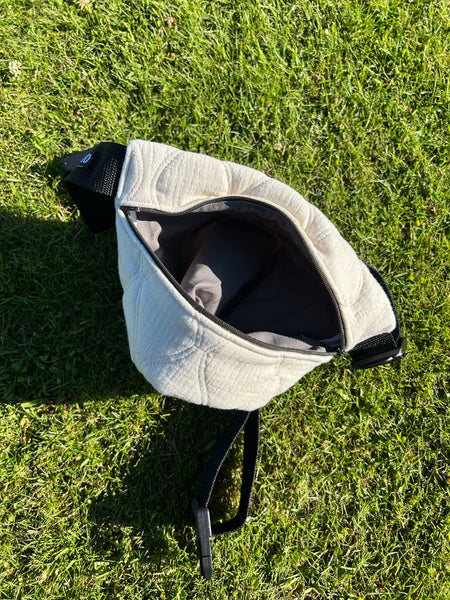 Bæltetaske/crossbody i råhvid quilt.