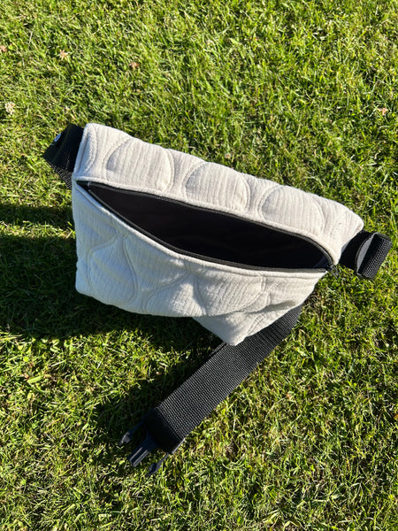 Bæltetaske/crossbody i råhvid quilt.