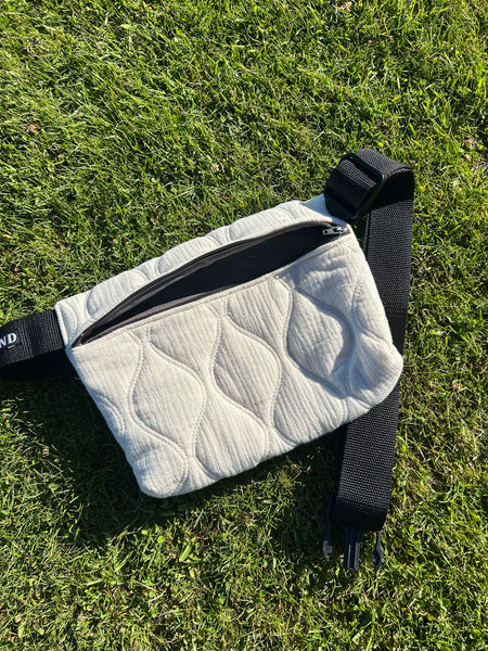 Bæltetaske/crossbody i råhvid quilt.