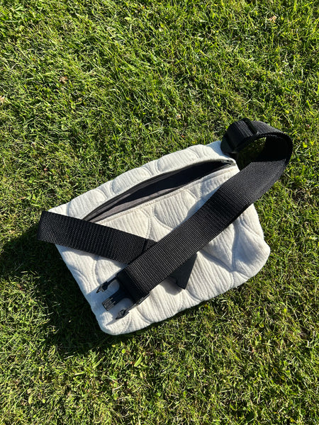 Bæltetaske/crossbody i råhvid quilt.
