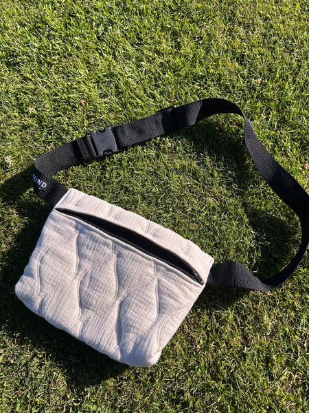 Bæltetaske/crossbody i råhvid quilt.