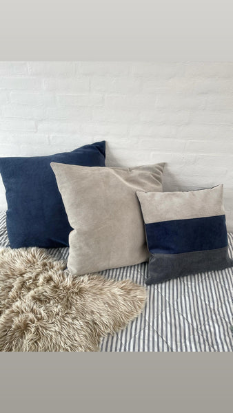 Pude i grå, blå og lyst fløjl og grå velour.