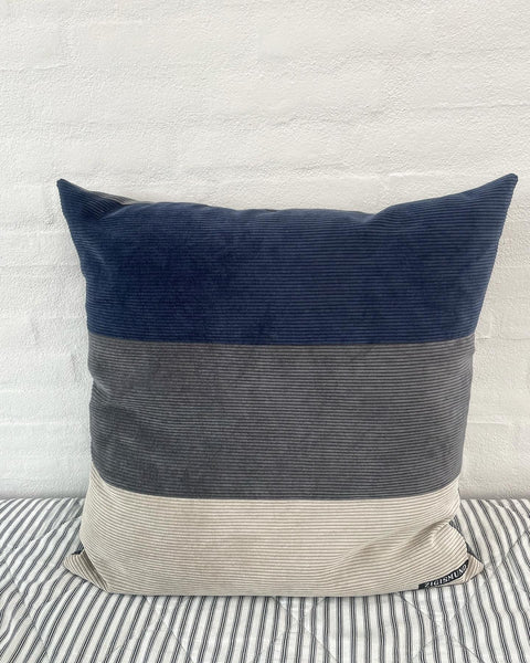 Stor pudebetræk i blå, grå og lys møbel fløjl.