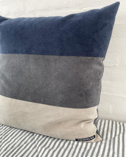 Stor pudebetræk i blå, grå og lys møbel fløjl.