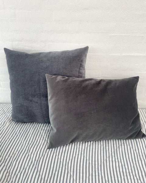 Stor pudebetræk i blå, grå og lys møbel fløjl.