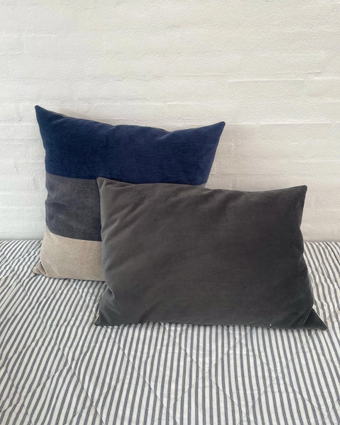 Stor pudebetræk i blå, grå og lys møbel fløjl.