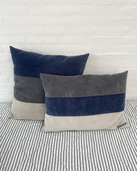 Stor pudebetræk i blå, grå og lys møbel fløjl.