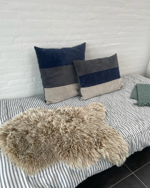 Stor pudebetræk i blå, grå og lys møbel fløjl.