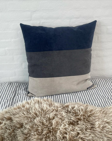 Stor pudebetræk i blå, grå og lys møbel fløjl.