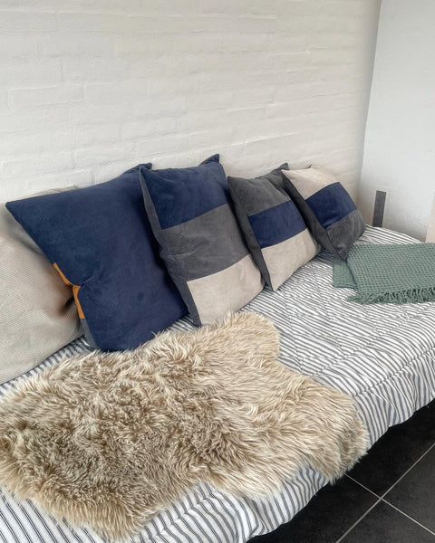 Stor pudebetræk i blå, grå og lys møbel fløjl.