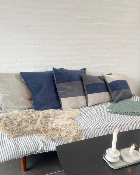 Stor pudebetræk i blå, grå og lys møbel fløjl.