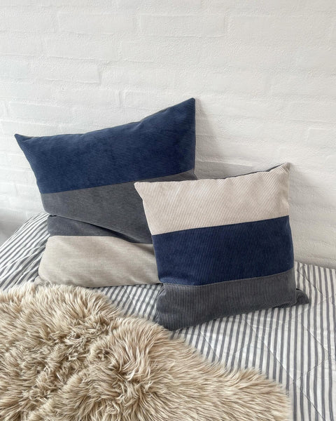 Stor pudebetræk i blå, grå og lys møbel fløjl.