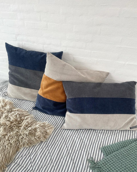 Stor pudebetræk i blå, grå og lys møbel fløjl.