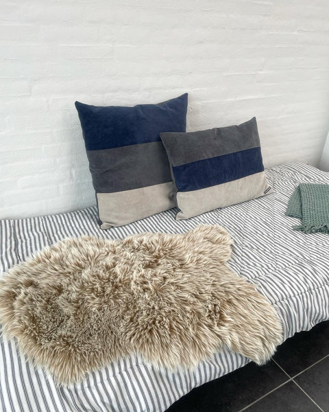 Stor pudebetræk i blå, grå og lys møbel fløjl.