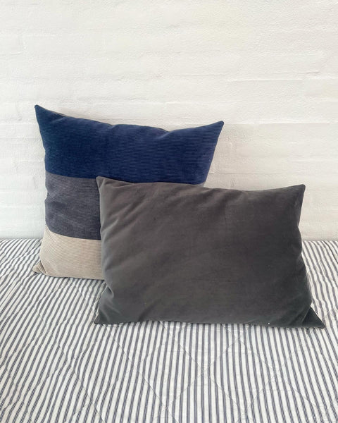 Stor pudebetræk i blå, grå og lys møbel fløjl.