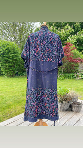 Strand Kimono med små blomster i mørke farver og med “guld” nister (xs-m)