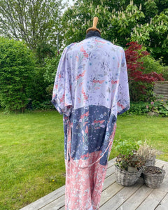 Strand Kimono i sarte nuancer og med smukke blomster (xs-m)