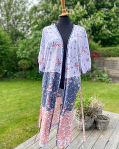 Strand Kimono i sarte nuancer og med smukke blomster (xs-m)