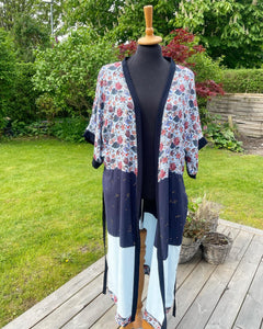 Strand Kimono med blomster, fugle og “guld” nister (xs-m)