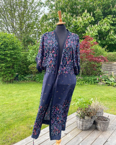 Strand Kimono med små blomster i mørke farver og med “guld” nister (xs-m)