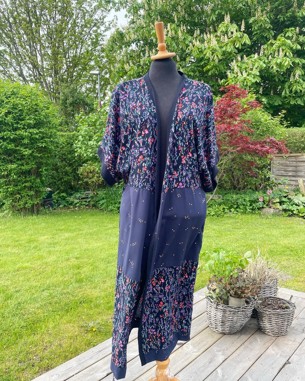 Strand Kimono med små blomster i mørke farver og med “guld” nister (xs-m)