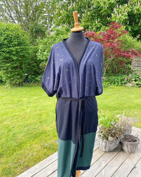 Kimono i blå og grønne farver med “guld” nister