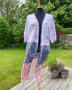 Strand Kimono i sarte nuancer og med smukke blomster (xs-m)