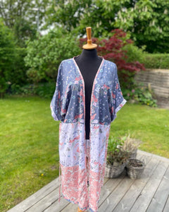 Strand Kimono i viskose i sarte farver med blomster (xs-m).