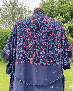 Strand Kimono med små blomster i mørke farver og med “guld” nister (xs-m)